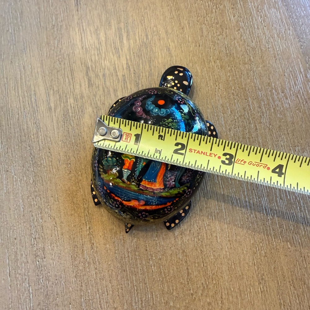 VINTAGE RUSSIAN LACQUER
TRINKET BOX - HAND PAINTED TURTLE SHAPED - Picture 6 of 6